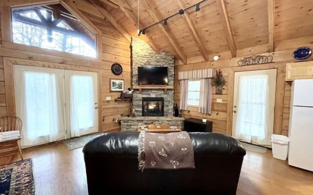 Romantic, pet Friendly Cabin With Private hot Tub, Washer/dryer and Full Kitchen Studio Cabin by Redawning