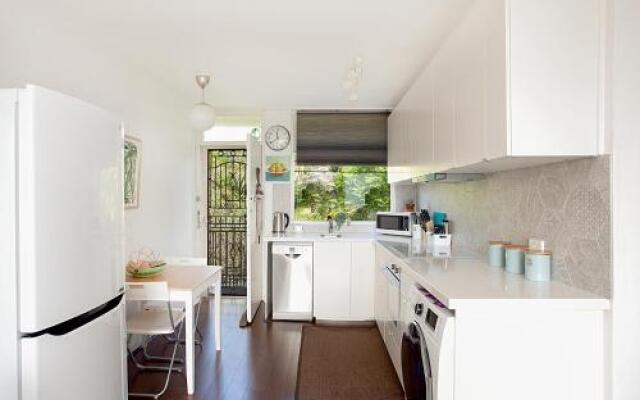 Treetop Retreat Five Minute Stroll To The Beach