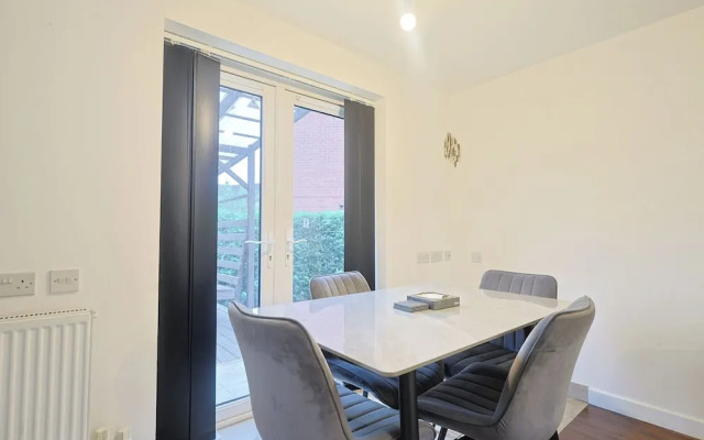 Manchester 3-beds, Sleeps 6 With On-site Parking