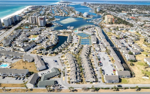 SPC 2013 is a Pet Friendly Upstairs 1 BR with Seasonal Beach Setup by RedAwning