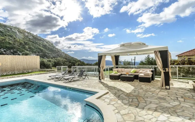 Villa Pave - Six-bedroom Villa With Terrace and Swimming Pool