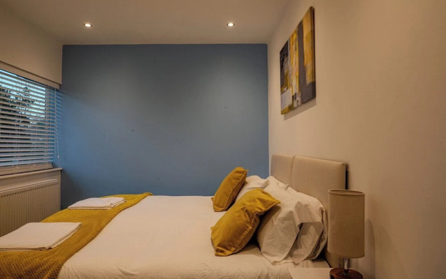 4br-sleeps8-privategarden-freeparking