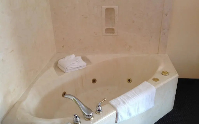 Hometowner Inn And Suites