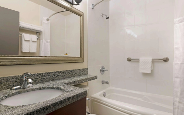Best Western Plus Chocolate Lake Hotel