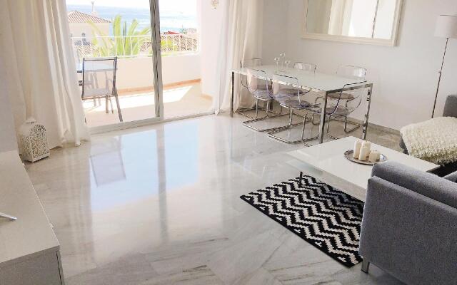 2056 - Apt with terrace sea view
