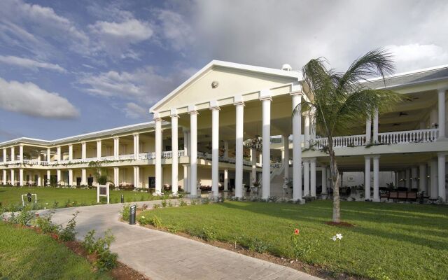 Grand Palladium Lady Hamilton Resort & Spa All Inclusive