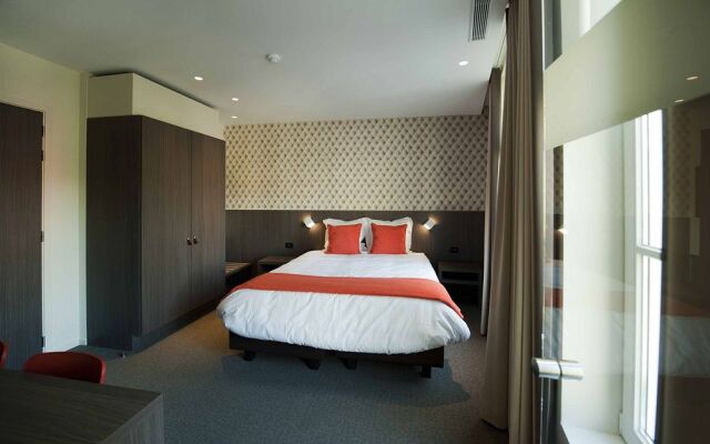 Square Hotel
