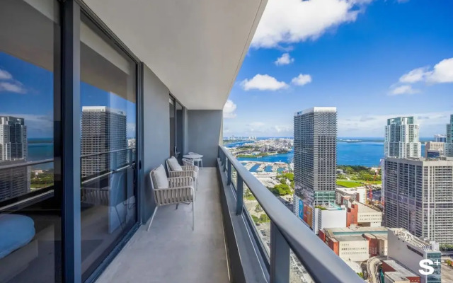 Downtown Haven Sleek 1-BR with Vistas