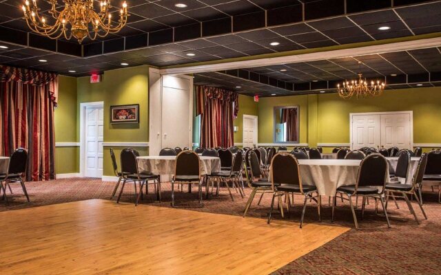 Econo Lodge Inn & Suites
