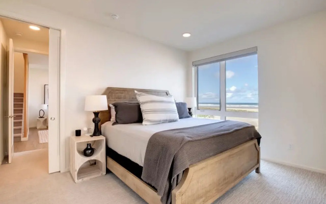 Seaside Vacation Rental: Walk to Beach & Downtown!