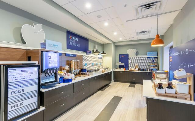 Holiday Inn Express & Suites Jacksonville - Town Center by IHG