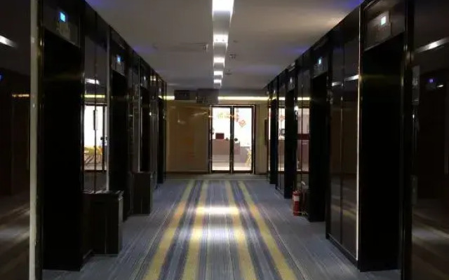 Meida Hotel (Zhengzhou East High-speed Railway Station)