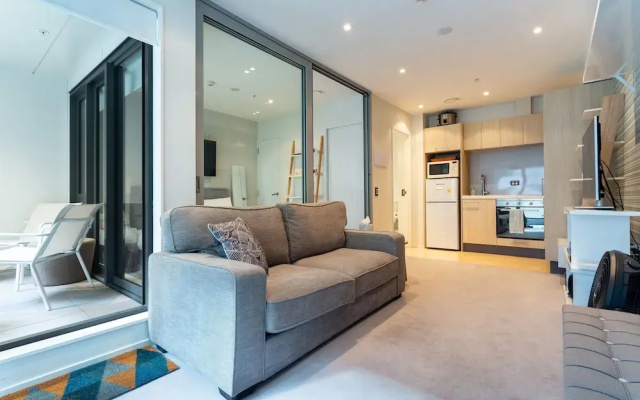 Toodle's Pristine inner-city nest with carpark