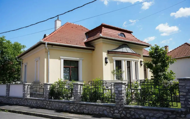 Varkert Deluxe Apartmanhaz