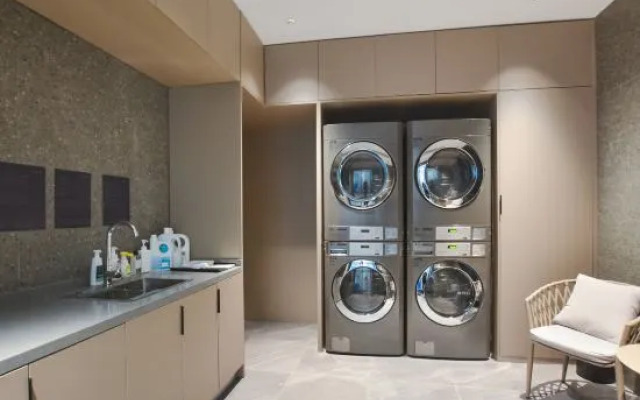 Nanjing Station Hongshan Zoo Atour Light Hotel