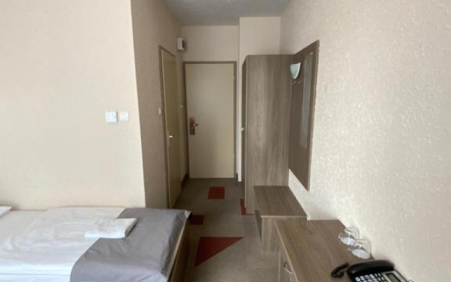 FREE PARKING, FREE BREAKFAST, only 15 minutes to City Center