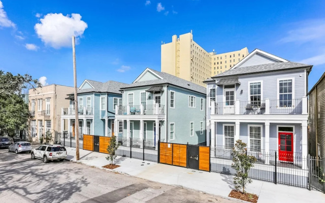 Spacious 4BR Condo with Pool