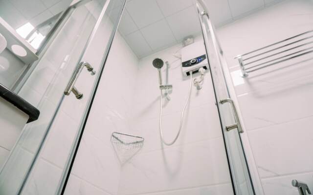 Homey And Spacious 3Br At Sky House Bsd Apartment