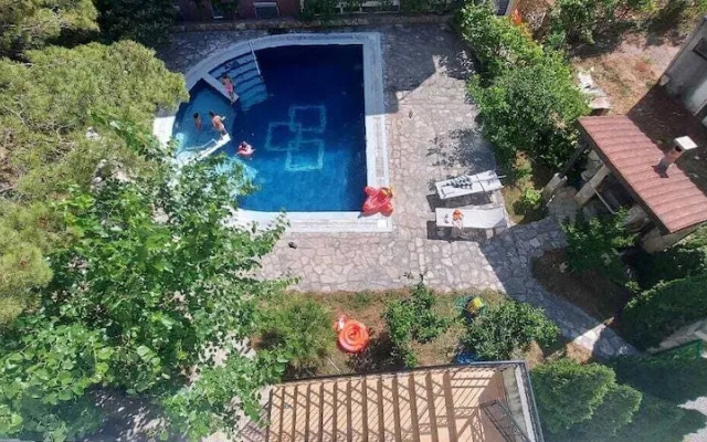 Club House Apartment with Garden and Pool