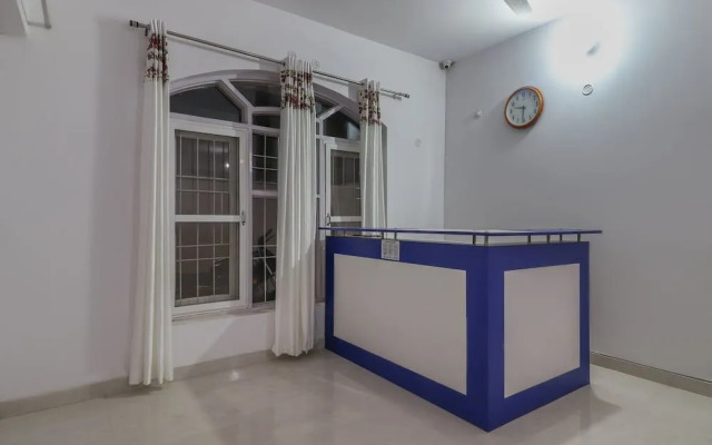 Oyo 49701 Abhi Residency White House