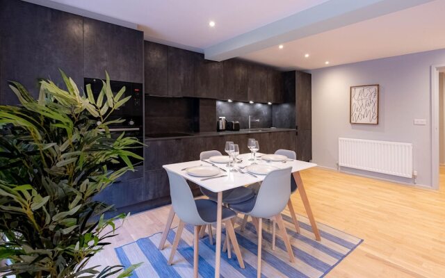 Broadway Market Beauty Three-bedroom by Sojo Stay