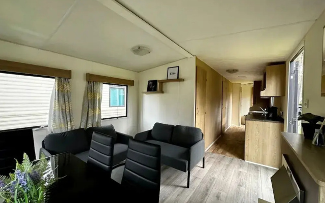 Residence With a Spacious Garden Located in a Child-friendly Park