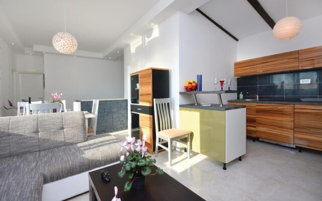 Stunning Home in Podstrana With Jacuzzi, Wifi and 7 Bedrooms