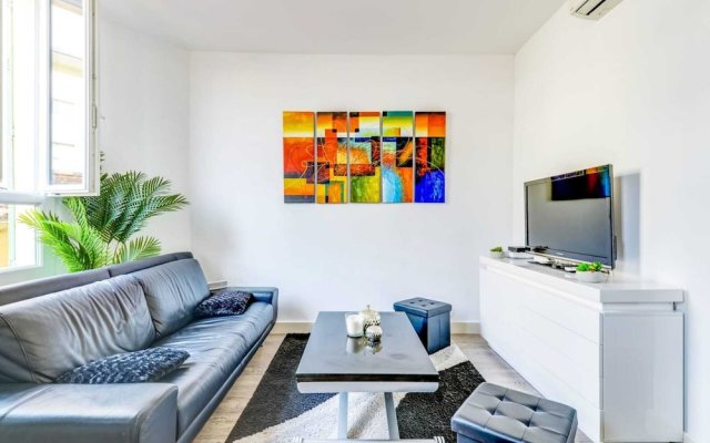 Beautiful Modern 2 Bedroom Apartment In Center