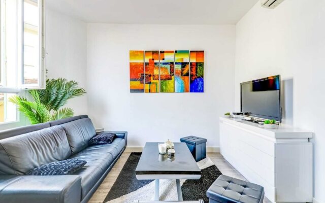 Beautiful Modern 2 Bedroom Apartment in Center