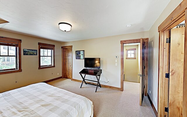 New Listing! Modern Mountain W/ Hot Tub 4 Bedroom Cottage