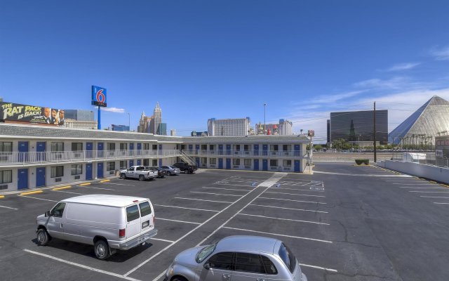 Motel 6 Las Vegas, NV – I-15 Stadium
