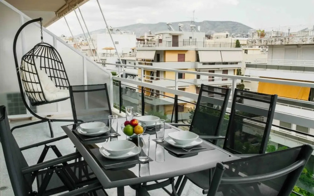 Spacious Seaside Flat at Alimos