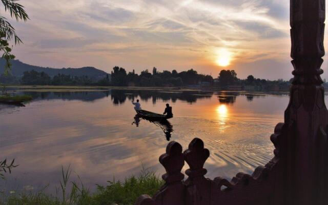 Golden Flower Heritage Houseboat