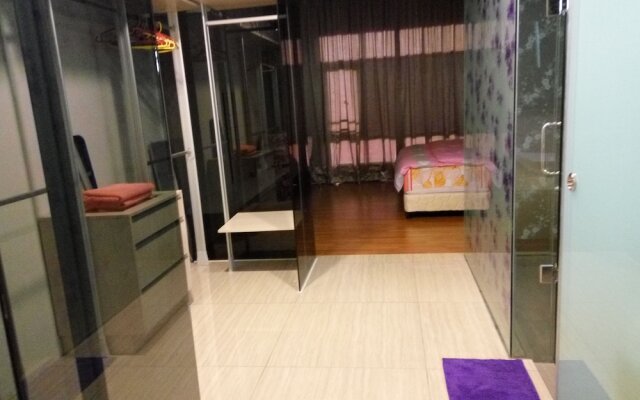 Cosy suite near Airport and LRT station