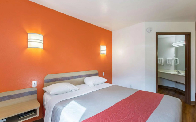 Motel 6 Baraboo, WI - Lake Delton