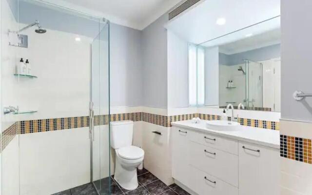 Lovely Bright Apt w/ Pool and Gym by Zodiak Stays