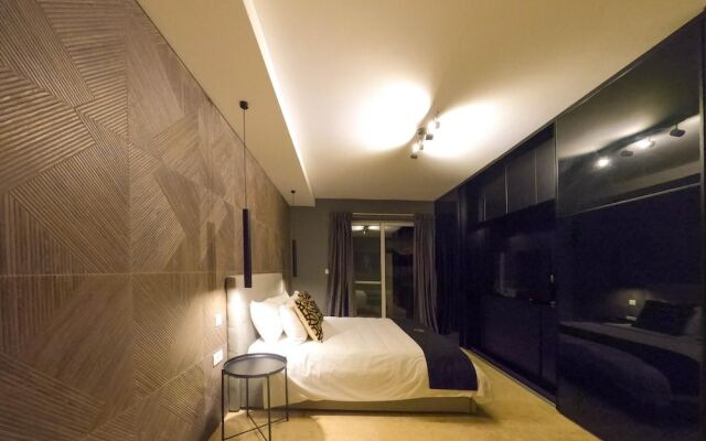 Comfortable Home With hot tub and Communal Pool