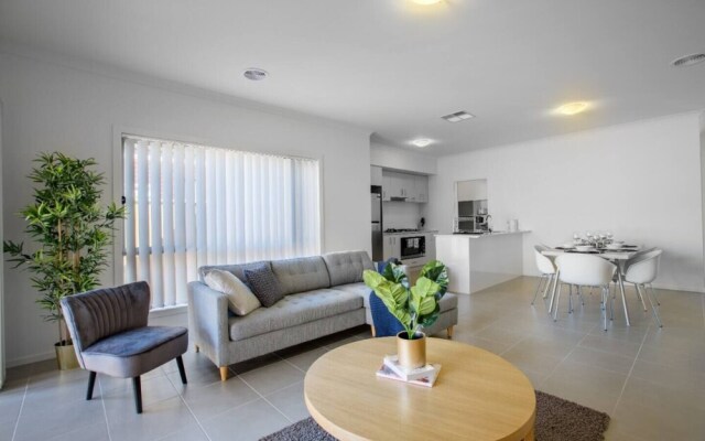 Big Family Fun@ 4 Bedrooms House in Point Cook