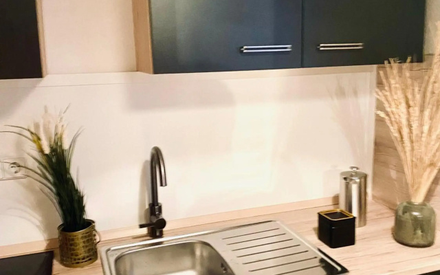 Saniertes Studio mit Balkon, WLAN, Netflix & Küche in City-Nähe