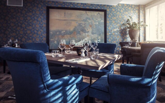 Carlton Ambassador Hotel