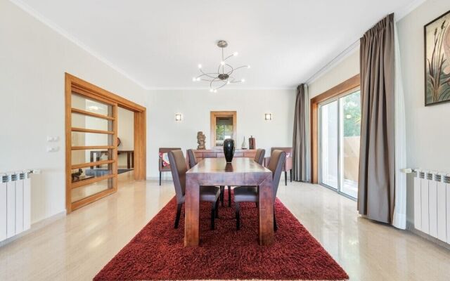 3 Bedroom Villa, Sleeps 6, with Pool, Air Con, WiFi & Walk to Shops