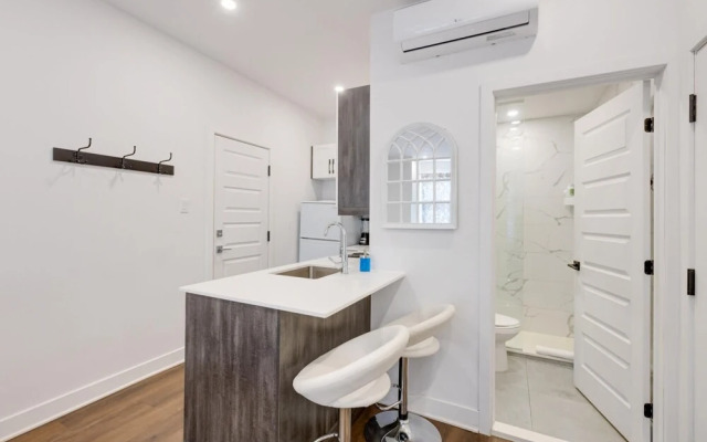 M11 Upscale Studio w Queen Bed AC Prime Location