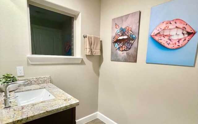 Posh Dtwn Midtown Home w Stunning Roof-topterrace