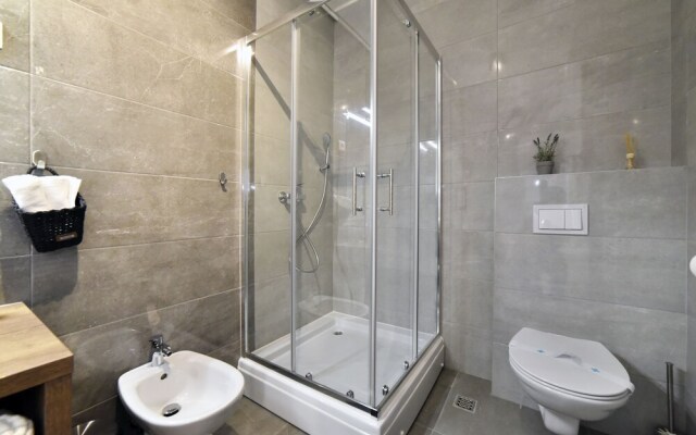 Premium Central Apartment & Room