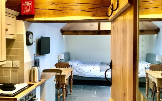 The Outhouse - Ground Floor Studio