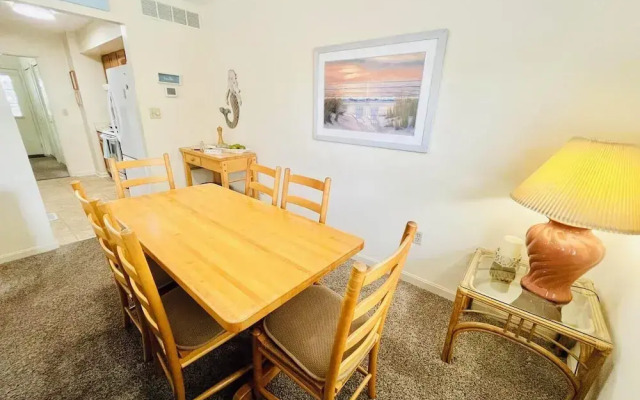 King Charles Avenue 404 #4