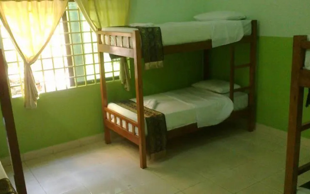 Big John's Chil-axn Hostel & BBQ