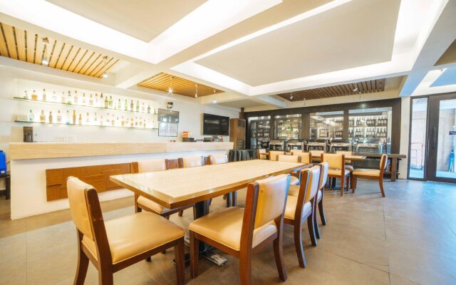 RedDoorz Plus near Naia Expressway