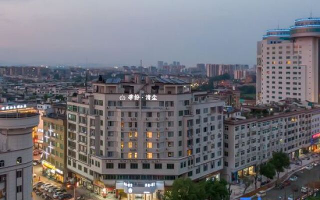 Jifen Qingchen Hotel (Yongkang Jiuling West Road Baolong Plaza)