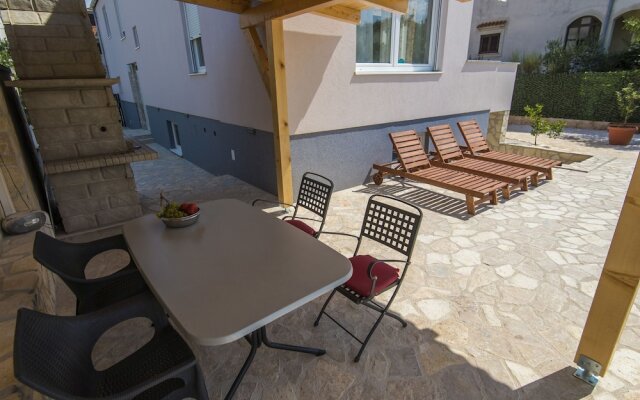 Lovely Holiday House With Private Swimming Pool, Charming Covered Terrace, BBQ